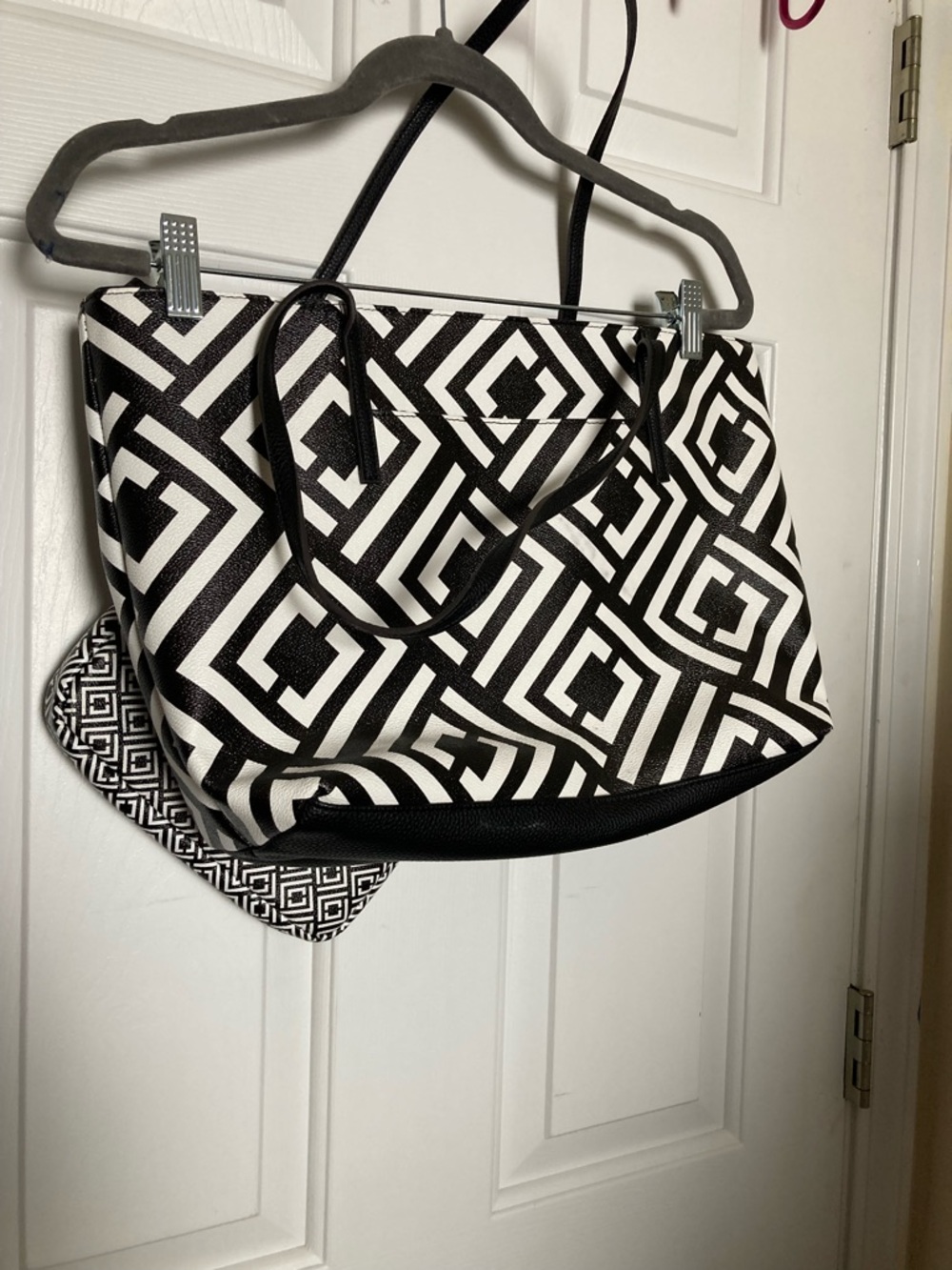 Liz Claiborne Black and White Geometric Tote with Matching Pouch - Picture 5 of 6